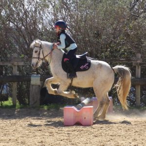 Cours de saut pour enfants Centre équestre Hérault proche Pézenas