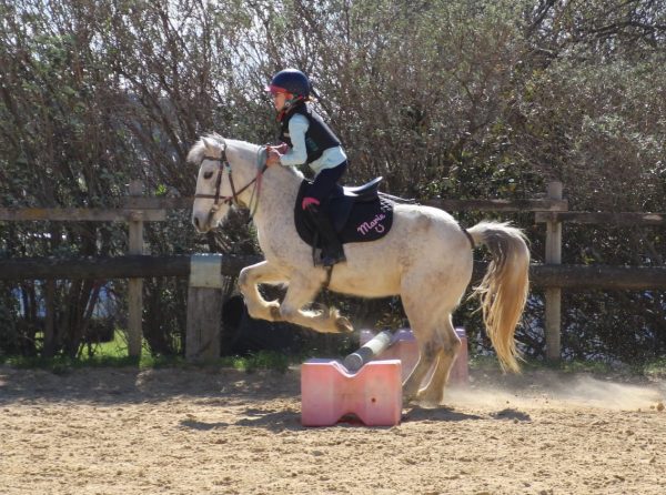 Cours de saut pour enfants Centre équestre Hérault proche Pézenas